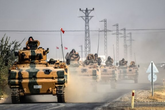 El Ejército turco sigue enviando tanques a la ciudad turcosiria de Yarablús, situada en suelo sirio y liberada hace dos días. :: BULENT KILIC / afp