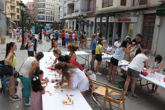 Las calles Juan Carlos I y Puerta Munillo fueron el escenario para una tarde de juegos entre generaciones. :: E.P.