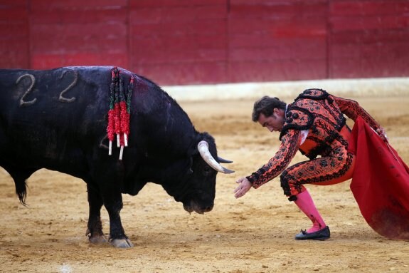 'El Fandi', cara a cara con uno de los toros. Su recompensa se saldaría con una oreja en cada faena. :: justo rodríguez
