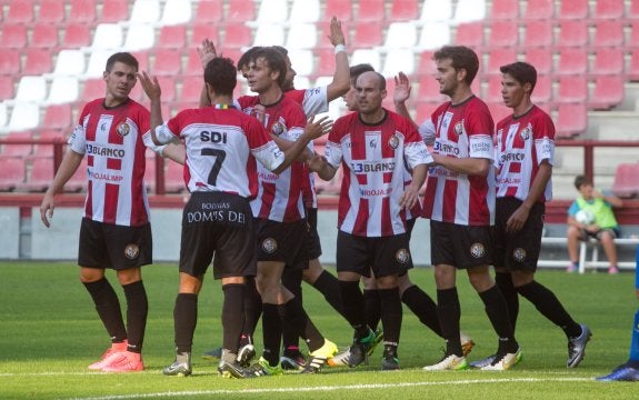 Los jugadores de la Sociedad Deportiva Logroñés celebran uno de sus ocho goles de ayer. :: díaz uriel