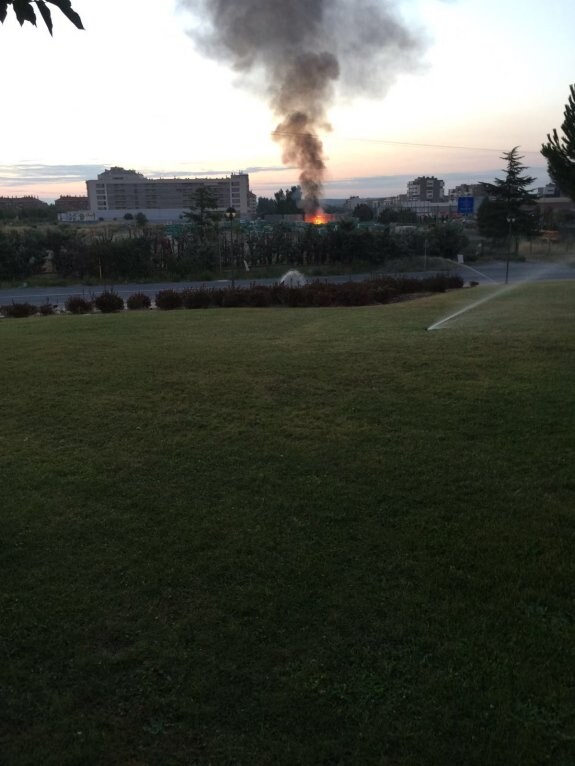 Fuego y humareda vistos desde la zona sur de Logroño. :: f.c.