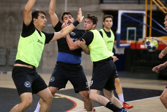 Haniel Langaro y Javi García luchan por la posición durante un entrenamiento del Naturhouse. :: 