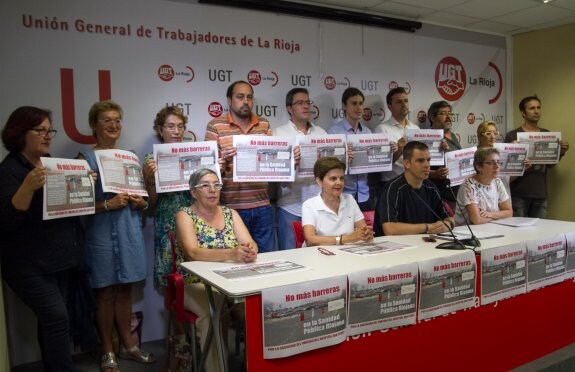 Algunos de los miembros de la Plataforma por la Gratuidad del Parking del Hospital San Pedro, ayer, en la sede de UGT en La Rioja. 