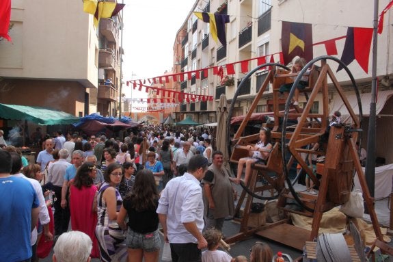 Cientos de arnedanos y visitantes llenaron los puestos y atracciones del Mercado del Kan de Vico. :: E.P.