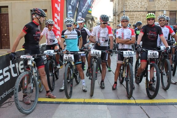 Salida. Los ciclistas del Hogar Ciclos ocuparon la primera línea de salida de la prueba.
