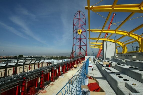 Imagen de los trabajos de construcción de la montaña rusa que se instalará en Ferrari Land, en Port Aventura. :: L.R.M.