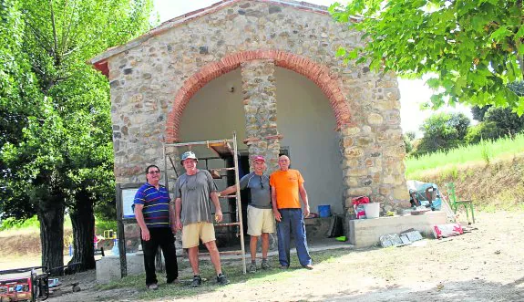 Armando Ruiz, Domingo Cuadra, Ernesto Orío y José Francisco Ruiz, a la entrada de la ermita restaurada. :: M.f.