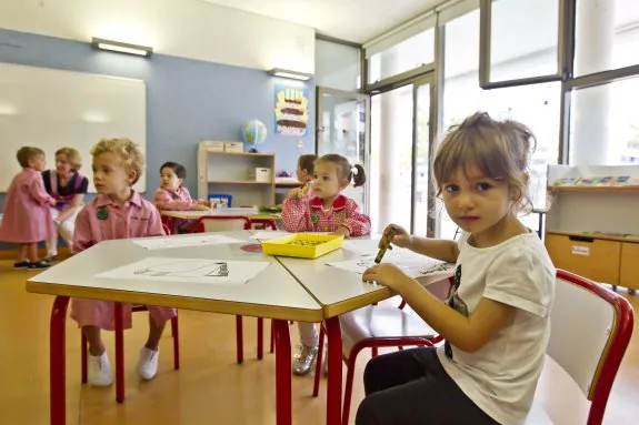 Niños de Infantil en su primer día de colegio ayer en el centro La Guindalera de Logroño. :: justo rodríguez