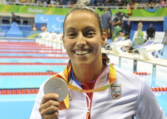 Teresa Perales con la medalla de plata de los 200 metros libre. :: efe