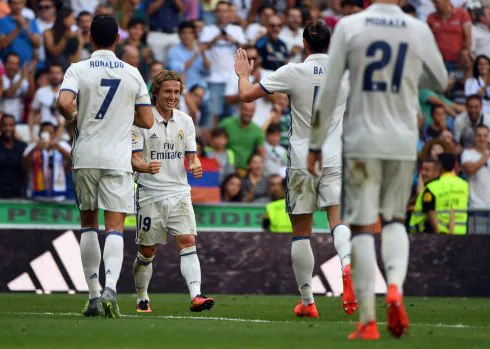 Modric busca a Bale para festejar el tanto que anotó ayer ante Osasuna. :: efe