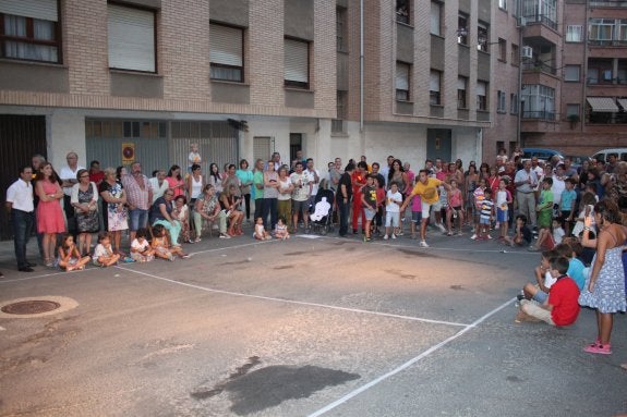 El III Concurso de Lanzamiento de boina fue en la tardenoche de ayer el último acto de fiestas. :: e.p.