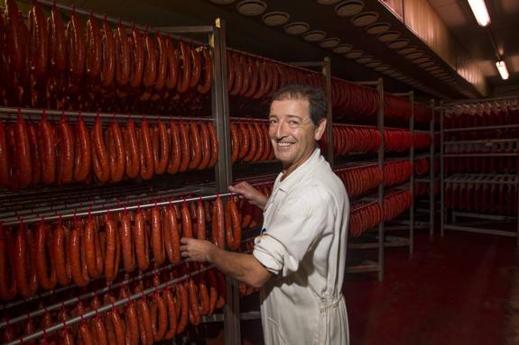 Donato Villoslada, en los secaderos de chorizo de Embutidos Dany. :: justo rodríguez