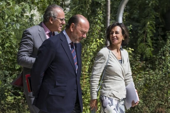 La presidenta de la Fundación CyD, Ana Botín, acompañada por Segundo Píriz y Javier Monzón. :: efe