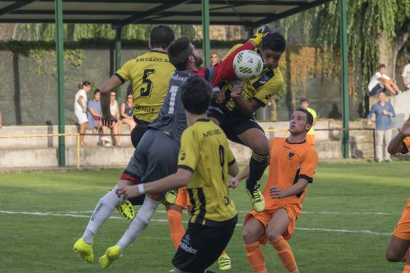 José, portero del Agoncillo, intenta despejar el balón. :: donézar