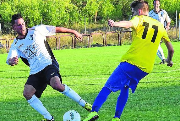 Emilio, de espaldas, falló un penalti en la segunda parte. :: m. herreros