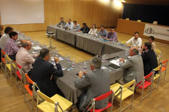 Los empresarios se reunieron en el Centro del Calzado. :: E.P.