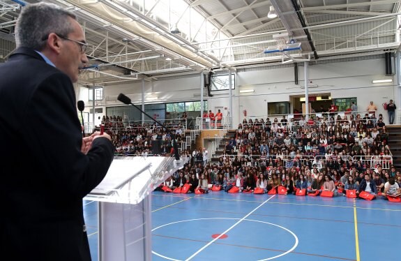 El rector, Julio Rubio, durante la recepción a los nuevos alumnos de la UR ayer en el polideportivo del campus. :: juan marín
