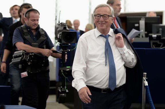Jean-Claude Juncker abandona, ayer, la sede del Parlamento europeo en Estrasburgo. :: FREDERICK FLORIN / afp