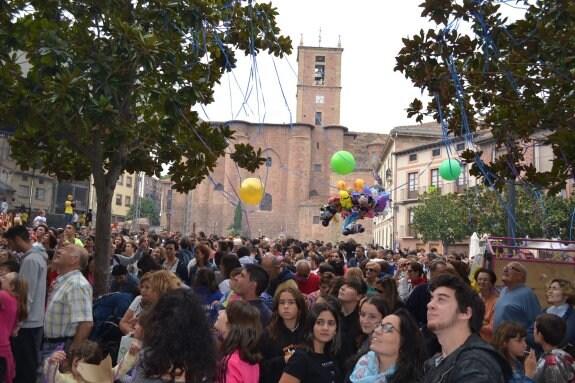 La plaza de España se llenó de vecinos para disfrutar del encendido del cohete. :: 