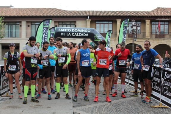 Salida. Ángela Cueva (662), Gorka Santo Domingo (95), Pedro González (673), Daniel Villar (676), Óscar Barriuso (687), Ángel Martínez Riaño (686), Raúl Delgado (683) y Aurelio Marijuán (105), antes de iniciar la carrera Sampol Experience 3.
