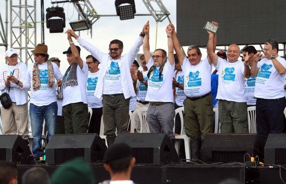El líder de las FARC, Rodrigo Londoño alias 'Timochenko' (en el centro), en la apertura de la décima Conferencia Guerrillera. :: efe