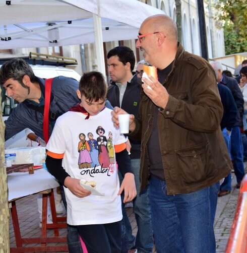 La Alegría dio bocatas de lomo en la Glorieta. :: miguel herreros