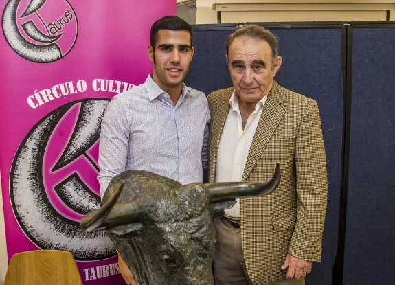 Fran Alcaide entrega a Ricardo Gallardo el trofeo en honor de 'Molinero' como toro más bravo de la feria matea del 2015. :: justo rodríguez