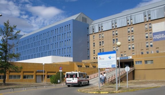 Una ambulancia accede al complejo hospitalario de Soria. :: sonia tercero