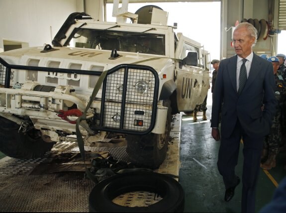 El ministro Morenés observa un vehículo alcanzado por una mina en la misión de Líbano. :: Kiko Huesca / efe
