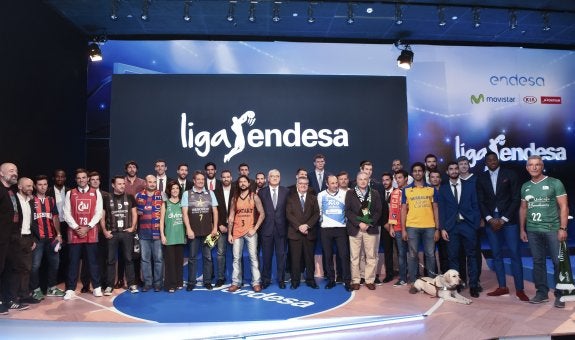 El presidente de la ACB, Francisco Roca (c), posa para la fotografía de familia tras la presentación de la Liga Endesa, ayer en Madrid. :: EFE