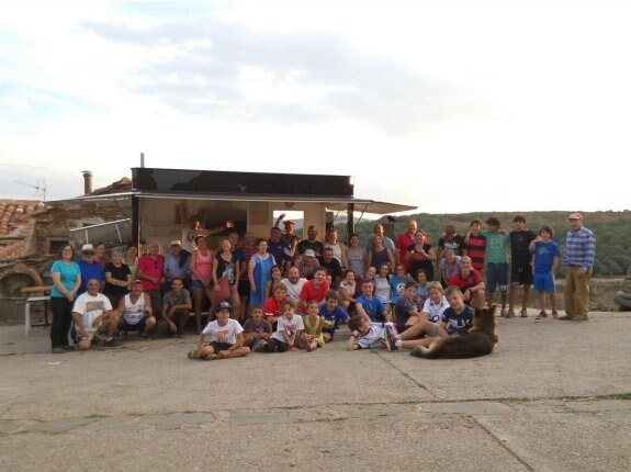 Miembros de Rugby Rioja, miembros de la Asociación Amigos de Santa Marina y vecinos de la aldea. :: l.r.