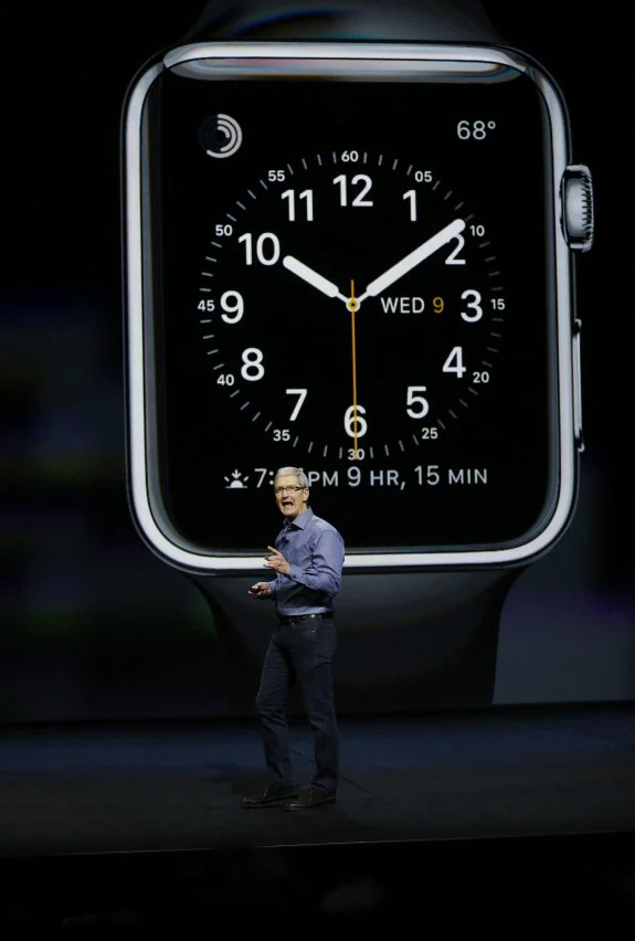 Tim Cook, consejero delegado de Apple, presenta el Apple Watch el 9 de septiembre de 2015, en California. ::