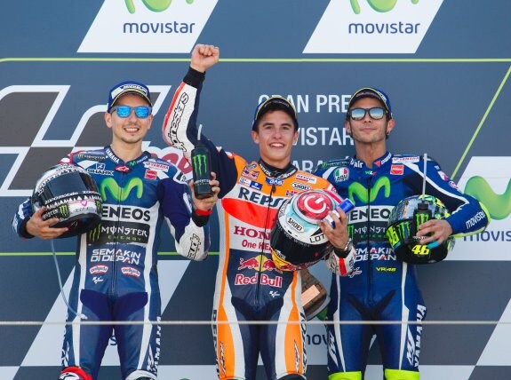 Márquez celebra su éxito en el podio, junto a Lorenzo y Rossi. :: afp
