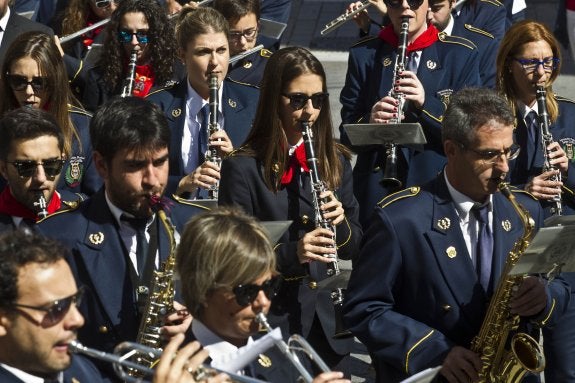   La Agrupación Santa Cecilia encabezó el pasacalles festivo.