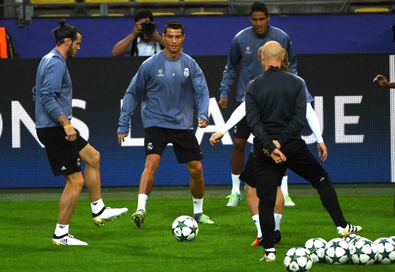 Zidane observa a Bale, Cristiano y Varane en el entrenamiento de ayer en Dortmund. :: efe
