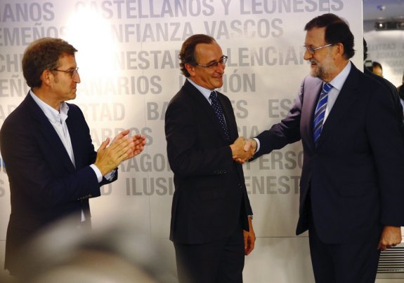 Mariano Rajoy saluda a Alfonso Alonso en presencia de Alberto Núñez Feijóo, antes del Comité Ejecutivo del PP. :: J. P. GANDUl / efe