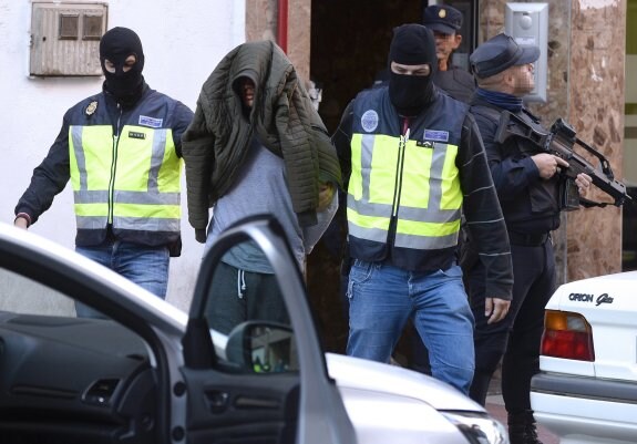 La policía custodia al detenido ayer en Valladolid. :: nacho gallego / efe