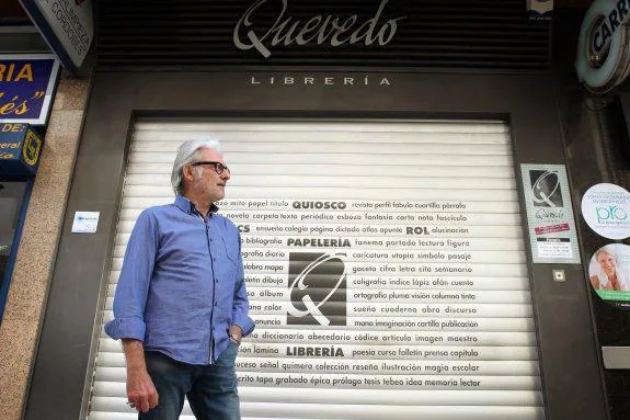 Miguel Pascual, junto a la verja de la librería Quevedo. 