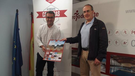 Javier Merino (iz.) y Mikel Ángel Juárez presentan la séptima edición del Duatlón Cross de Valdegastea. 