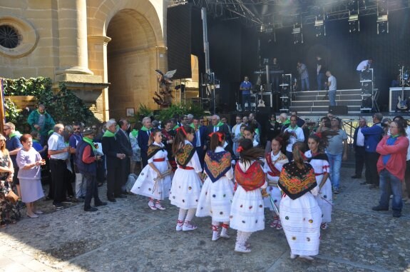 El grupo de danzas después de la procesión a San Miguel. :: 
