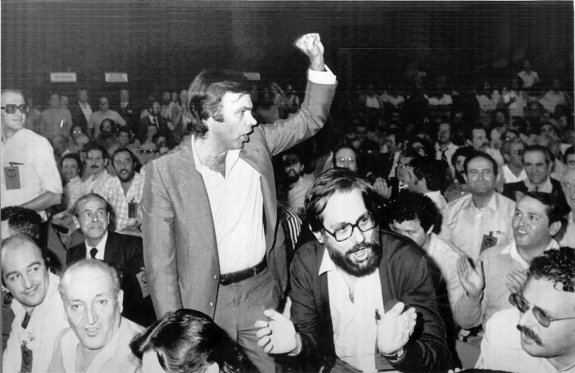 Felipe Gonzalez saluda a los congresistas tras ser elegido secretario general en 1974. :: r. c.