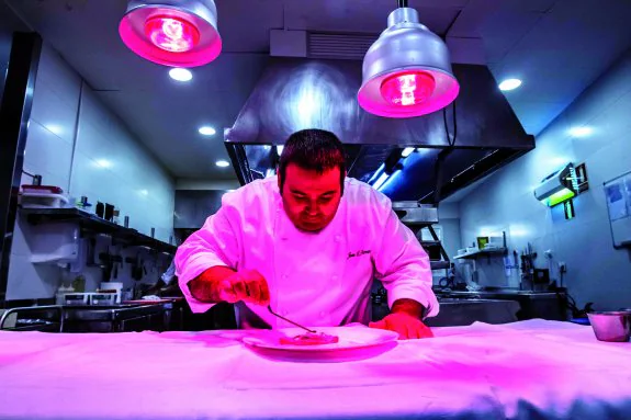 El chef Juan Carlos Ferrando, del Hotel Viura, en su cocina.