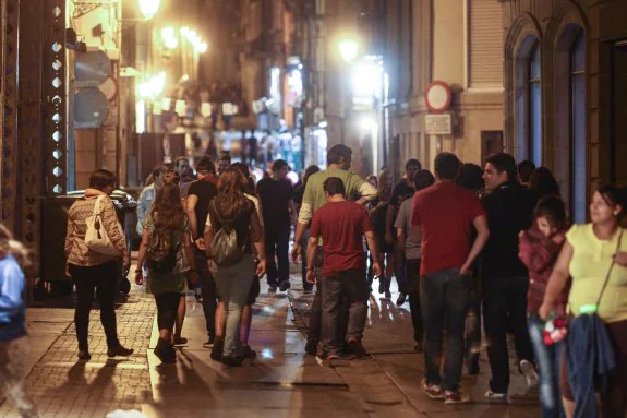Jóvenes de marcha por la calle
Mayor de Logroño en fiestas de
San Mateo. :: díaz uriel
