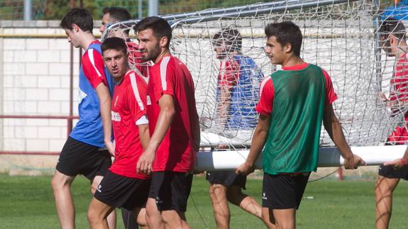 Los jugadores de la UDL transportan una portería durante un entrenamiento. 