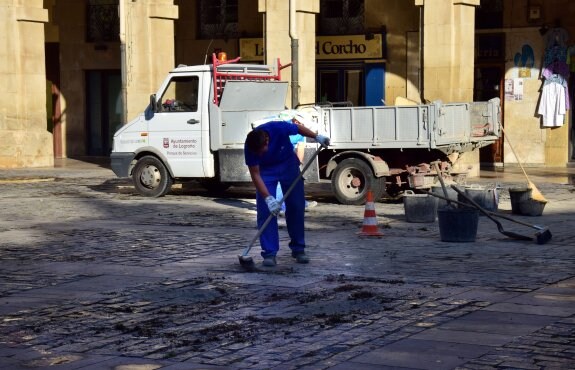 Un operario municipal realiza labores de limpieza en la plaza del Mercado, ayer. :: miguel herreros
