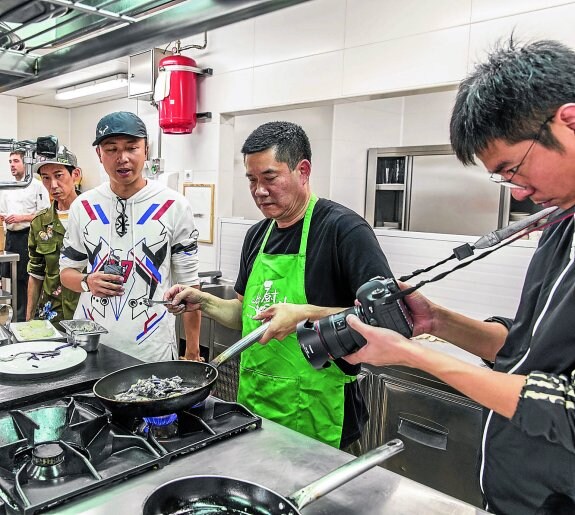 El equipo del 'MasterChef' chino graba una prueba en la cocina de las bodegas Otazu en víspera de la gran final de hoy. :: jesús caso