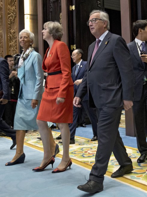 Theresa May, entre Christine Lagarde y Jean-Claude Juncker. :: efe