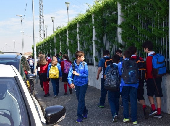 Alumnos de ESO, en los accesos al centro de Maristas, ayer. :: miguel herreros