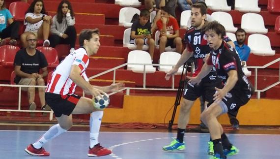Un momento del partido en la pista del Puerto Sagunto.