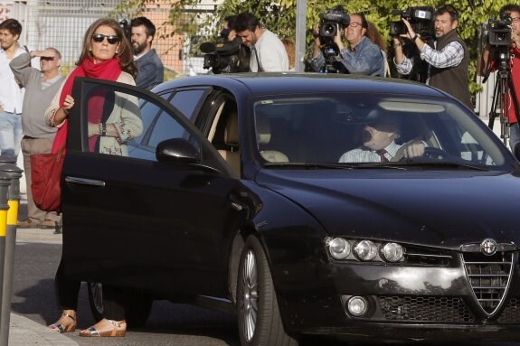 Bárcenas (al volante) y su esposa, Rosalía Iglesias, llegan ayer a la Audiencia Nacional. :: J. Carlos Hidalgo / efe
